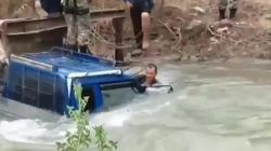 «Портер» упал в бурную реку. Видео