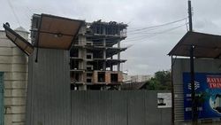 Законно ли на Суюмбаева строят многоэтажный дом впритык к жилам домам? Фото горожанина