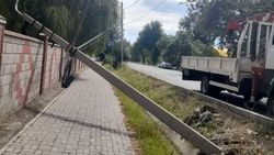 «Бишкексвет» убрал упавший бетонный столб на Ворошилова. Фото