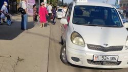 Таксист на «Тойоте» стоит на остановке на Киркомстром. Фото