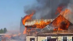 В Сузакском районе сгорел дом. Видео