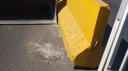 «Бишкекасфальтсервис» привел в порядок бетонный разделитель на Фучика. Фото