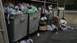 На Фатьянова не убрали мусор. Фото горожанина