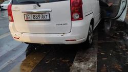 «Тойоту» припарковали на «зебре» возле школы №17. Фото и видео