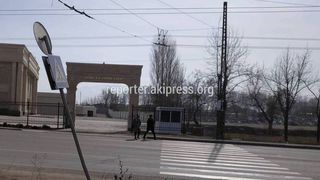 Мэрия Бишкека: Стойку дорожного знака на Анкара-Октябрьской уже ремонтировали, ее пора менять полностью