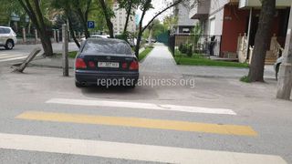На Исанова-Абдумомунова на зебре паркуется «Тойота» с госномером 08 KG 367 AED