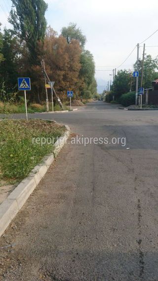 На Щербакова-Манаса в Бишкеке висят дорожные знаки, которые противоречат друг другу
