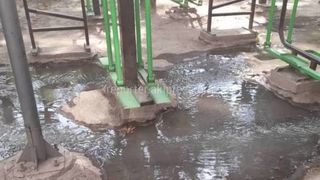 На Раззакова затопило спортплощадку. «Бишкекзеленхоз» перекрыл воду после жалобы горожанина