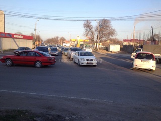 На Осмонкула-Салиева снова произошло ДТП, детям трудно переходить тут дорогу, в очередной раз просим установить тут светофор, - житель <b><i>(фото)</i></b>