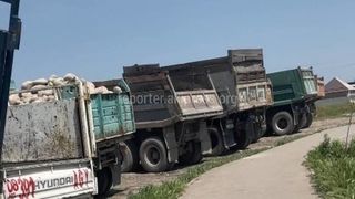Житель Ак-Ордо жалуется на пыль и грязь от грузовиков с щебнем. Ответ мэрии Бишкека