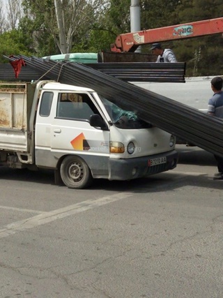 Около площади Победы арматура съехала на грузовик, повредив машину <b><i>(фото)</i></b>