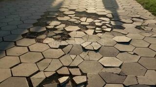 «Бишкекасфальтсервис» не планирует ремонт тротуара по проспекту Чуй возле Ошского рынка в 2022 году