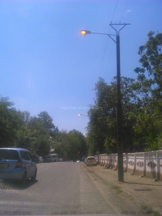 На ул. Гапара Айтиева в Оше днем было включено уличное освещение, - читатель <b><i>(фото)</i></b>