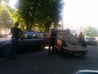 На Чуй-Тыныстанова произошла авария, один из автомобилей перевернулся <b><i>(фото)</i></b>