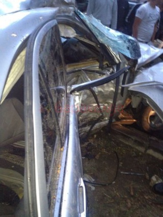 <b>Кыргызча:</b> На Молодой Гвардии пьяный водитель автомашины врезался в дерево, в результате чего пострадал пассажир <b><i>(фото)</i></b>