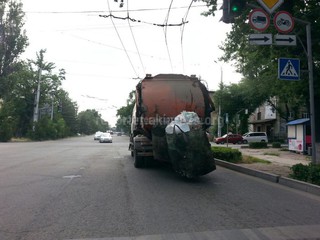Многие мусоровозы в Бишкеке едут с большими мешками сзади, - читатель <b><i>(фото)</i></b>