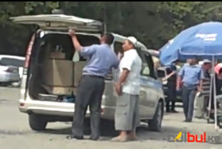 Милиционеры выборочно забирают у стихийных торговцев весы в мкр Аламедин-1, - читатель <b>(видео)</b>