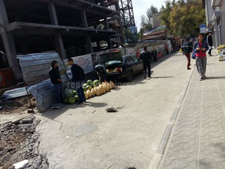 Возле рынка «Чынар» в мкр Аламедин-1 стихийные торговцы торгуют на проезжей части, - читатель <i>(фото)</i>