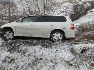 На трассе Каракол-Бишкек из-за гололеда автомашину занесло в овраг, - очевидец <b><i>(фото, видео)</i></b>