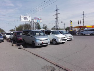 В районе западного автовокзала автомашины стоят в три ряда, набирая пассажиров <i>(фото)</i>