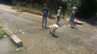 В мкр Толойкон города Ош возле детсада вторую неделю вытекает из арыка вода <i>(фото)</i>
