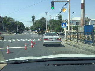 В Оше в час пик наносили дорожные разметки на перекрестке Ленина-Шакирова, из-за чего образовалась пробка, - читатель (фото)