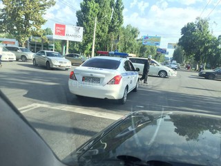 Машина Патрульной милиции выехала за стоп-линию, загородив пешеходам дорогу, - читатель <i>(фото)</i>