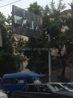 На перекрестке Киевской-Тыныстанова рекламный щит шатается от ветра, - читатель <i>(фото)</i>