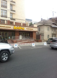 На улице Токтогула магазины и кафе на первом этаже элитного дома присвоили общую парковку, - читатель <i>(фото</i>