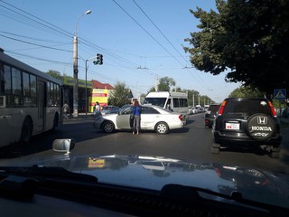 В Бишкеке на перекрестке Гагарина-Кривоносова произошло ДТП с участием маршрутки <i>(фото)</i>
