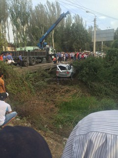 В Бишкеке на ул.Элебесова автомашина Lexus 470 вылетела в овраг <i>(фото)</i>