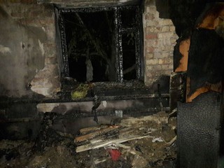 В Сокулуке сгорел дом семьи инвалидов II группы, они просят оказать помощь (фото)