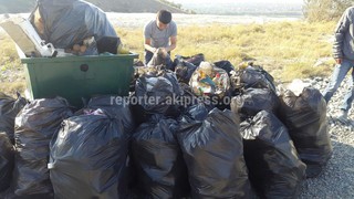 Группа жителей Бишкека организовала уборку на территории флагштока на горе Боз-Болток <i>(фото)</i>