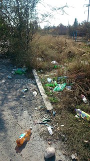 На ул.Ауэзова вдоль быстротока лежит мусор, - читатель (фото)