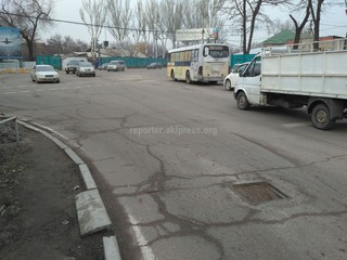 Читатель просит установить решетку на люк за перекрестком Фучика-Жибек жолу в Бишкеке (фото)