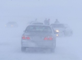 На перевале автодороги Ала-Бука—Каныш-Кыя несколько машин оказались в снежной ловушке
