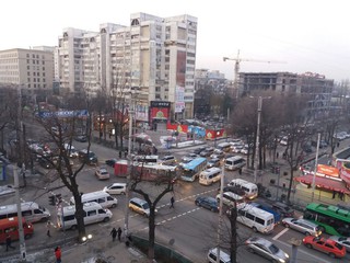 На перекрестке Абдрахманова-Киевской столкнулись троллейбус и легковая машина <i>(фото, видео)</i>
