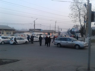 В Оше на проспекте Масалиева столкнулись 2 легковые машины <i>(фото)</i>