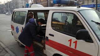 В Бишкеке женщина выпала из троллейбуса