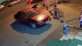 Видео — В Жалал-Абаде автомашина сбила женщину, водитель скрылся с места ДТП