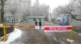 Руководство ЦСМ №6 Бишкека закрыло въезд на территорию поликлиники, создав большие неудобства инвалидам и больным (видео)