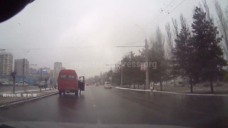 В Бишкеке водитель маршрутки высадил пассажира посреди дороги <i>(видео)</i>