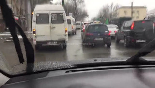 Видео — В Бишкеке в час пик водители маршруток выехали на встречку, по которой ездят только троллейбусы, и сами же поплатились за нарушение ПДД
