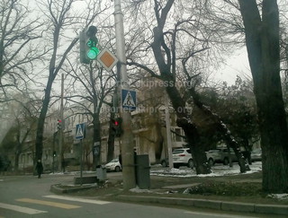 Законно ли установили светофор и дорожные знаки на Абдрахманова-Жумабека? - читатель <i>(фото)</i>