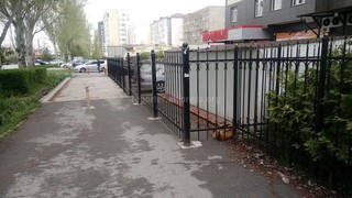 Ограждение многоэтажки на тротуаре ул.Токомбаева подлежит демонтажу, - «Бишкекглавархитектура»