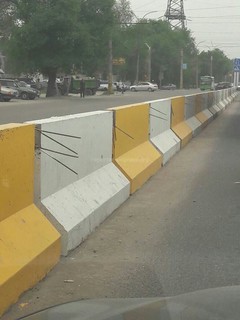 Из бетонных блоков, установленных на проспекте Дэн Сяопина, торчит арматура (фото)