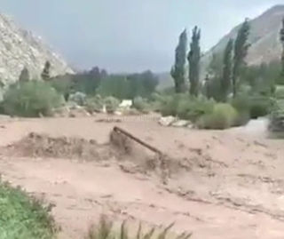 Жители села Жийделик Кадамжайского района просят восстановить мост, который был снесен селевыми потоками <i>(видео)</i>