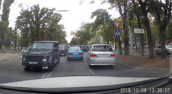 Видео — Кортеж из «Гелендвагенов» образовал затор на перекрестке Бишкека
