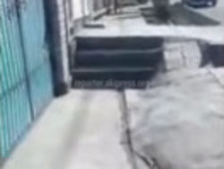 Бишкекчанка: На ул.Репина «крутые» жильцы самостоятельно проложили тротуар, по которому ходить невозможно <i>(видео)</i>