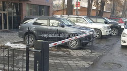 Законно ли ограничивают доступ к парковке на улице Раззакова? (фото)
